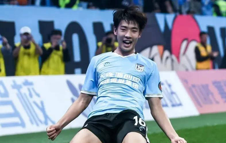 上海申花训练开放日，关键时刻队长鼓劲引欢呼，德甲在即，更衣室氛围转暖-开云体育入口